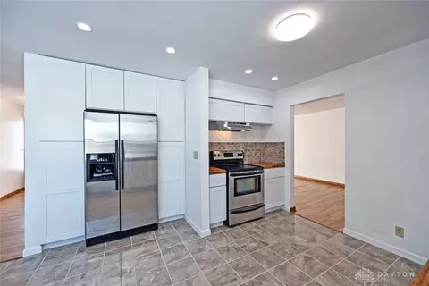 Kitchen - 2801 S Springfield Jamestown St, Springfield, OH 45505 photo 5 of 6