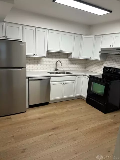 Kitchen - 35 Edgebrooke Dr, Springboro, OH 45066 photo 2 of 2