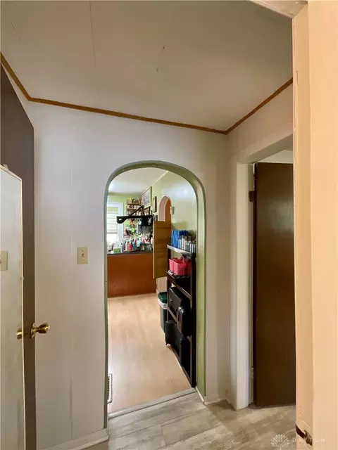 Entry Way - 115 S Burnett Rd, Springfield, OH 45505 photo 2 of 4