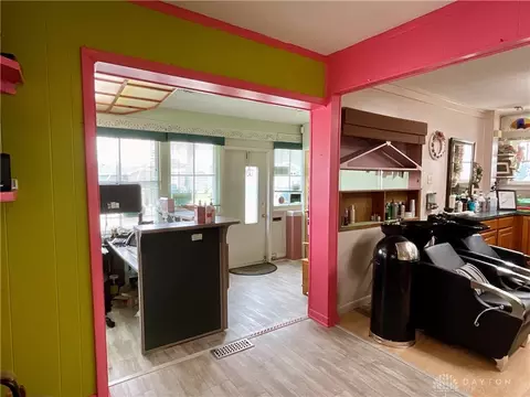 Entry Way - 115 S Burnett Rd, Springfield, OH 45505 photo 3 of 4