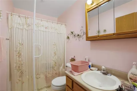 Bath - 5564 Ridgewood Rd, Springfield, OH 45503 photo 1 of 4