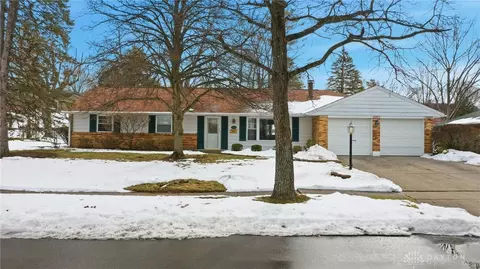 2222 Bending Willow Dr, Kettering, OH 45440