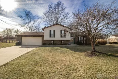 5943 Green Crest Dr, Hamilton, OH 45011