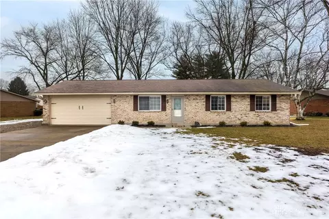 3135 Honeysuckle Dr, Troy, OH 45373