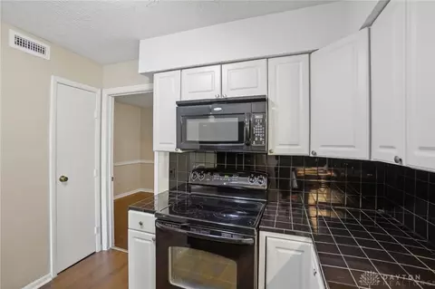 Kitchen - 615 Villa Rd #K, Springfield, OH 45503 photo 3 of 4