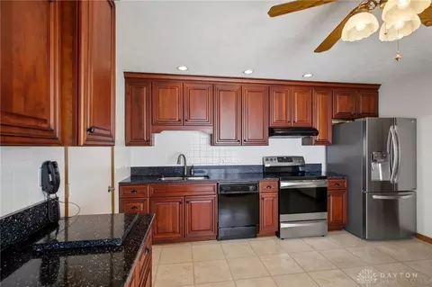 Kitchen - 1040 Carson Ln, Springfield, OH 45503 photo 3 of 7