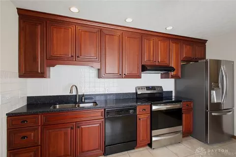Kitchen - 1040 Carson Ln, Springfield, OH 45503 photo 4 of 7
