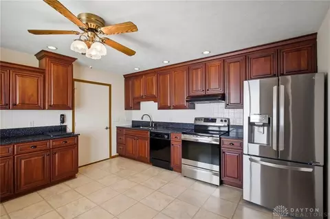 Kitchen - 1040 Carson Ln, Springfield, OH 45503 photo 2 of 7