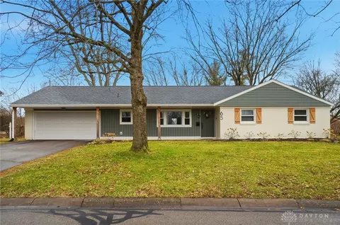 65 Dale Ridge Dr, Centerville, OH 45458