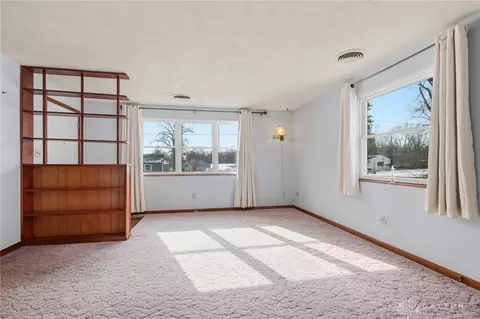 Living - 5210 Kerns Rd, Springfield, OH 45502 photo 2 of 8
