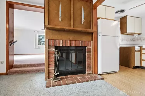 Living - 5210 Kerns Rd, Springfield, OH 45502 photo 6 of 8