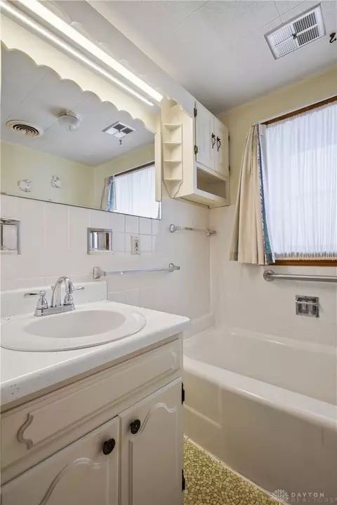 Bath - 5210 Kerns Rd, Springfield, OH 45502 photo 2 of 6