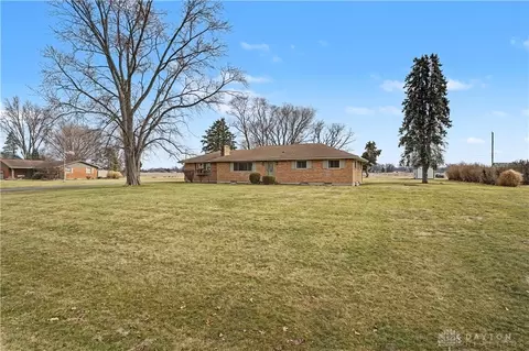 6105 Country Estates Dr, Tipp City, OH 45371