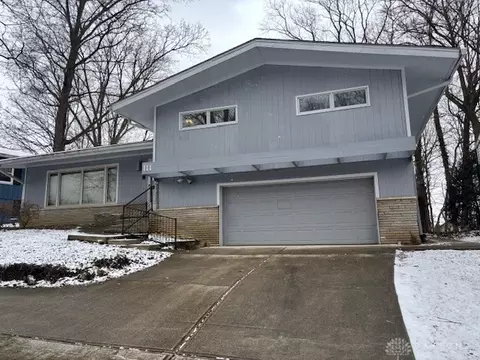 111 Ironwood Dr, West Carrollton, OH 45449