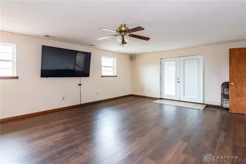 Living - 929 N Tecumseh Rd, Springfield, OH 45504 photo 5 of 8