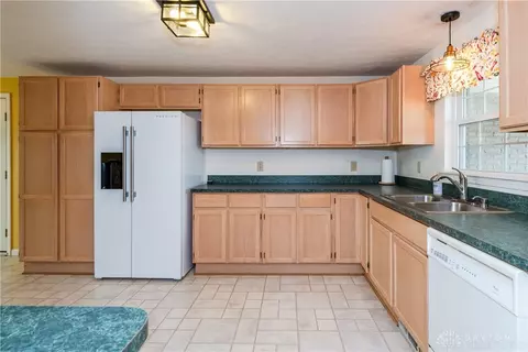 Kitchen - 929 N Tecumseh Rd, Springfield, OH 45504 photo 6 of 7