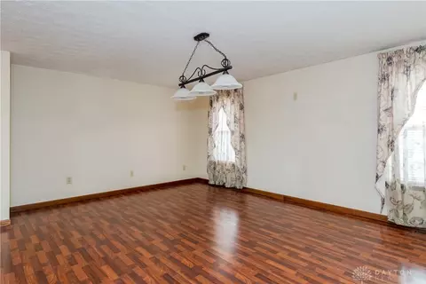 Living - 929 N Tecumseh Rd, Springfield, OH 45504 photo 2 of 8