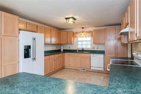 Kitchen - 929 N Tecumseh Rd, Springfield, OH 45504 photo 4 of 7