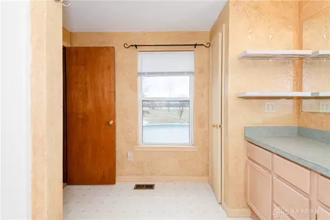 Bath - 929 N Tecumseh Rd, Springfield, OH 45504 photo 5 of 7