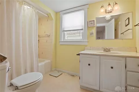 Bath - 920 Oak St, Springfield, OH 45505 photo 2 of 2