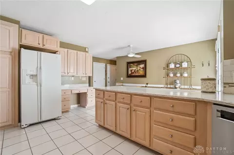 Kitchen - 1914 Home Path Ct, Centerville, OH 45459 photo 4 of 5