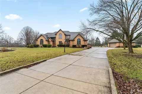 5700 Swan Dr, Clayton, OH 45315