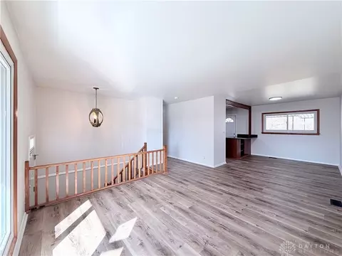 Living - 518 Hazelbrook Ave, Springfield, OH 45506 photo 2 of 5