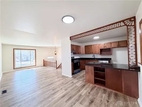 Living - 518 Hazelbrook Ave, Springfield, OH 45506 photo 4 of 5