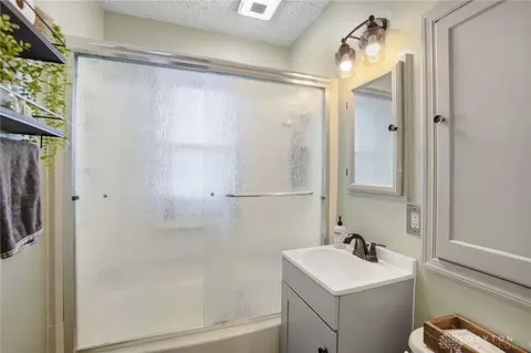 Bath - 2804 Lowman St, Springfield, OH 45505 photo 1 of 1