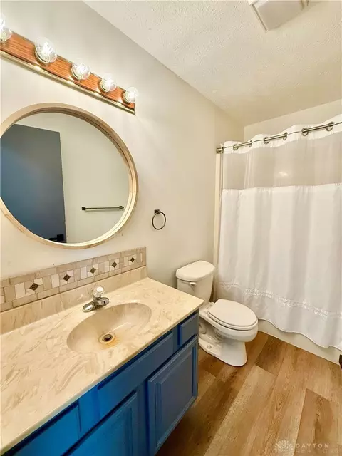 Bath - 3460 Hanson Rd, Springfield, OH 45504 photo 2 of 6