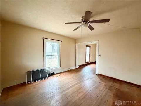 Living - 920 Elder St, Springfield, OH 45505 photo 2 of 4