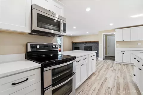 Kitchen - 5324 Glendon Ln, Dayton, OH 45440 photo 7 of 9