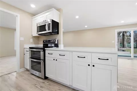 Kitchen - 5324 Glendon Ln, Dayton, OH 45440 photo 6 of 9