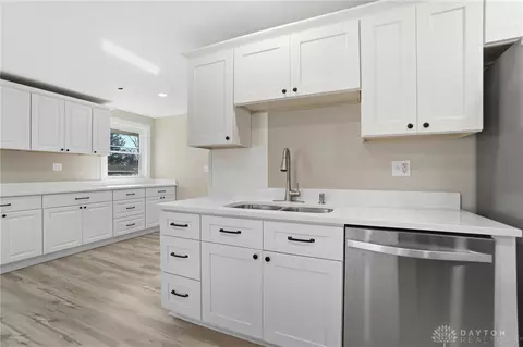 Kitchen - 5324 Glendon Ln, Dayton, OH 45440 photo 5 of 9