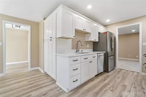 Kitchen - 5324 Glendon Ln, Dayton, OH 45440 photo 3 of 9