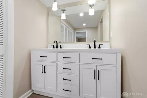 Bath - 5324 Glendon Ln, Dayton, OH 45440 photo 2 of 6