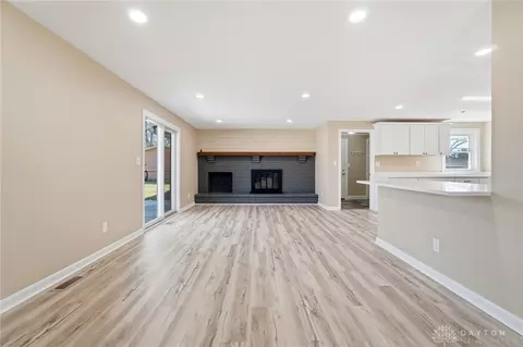 Living - 5324 Glendon Ln, Dayton, OH 45440 photo 5 of 7