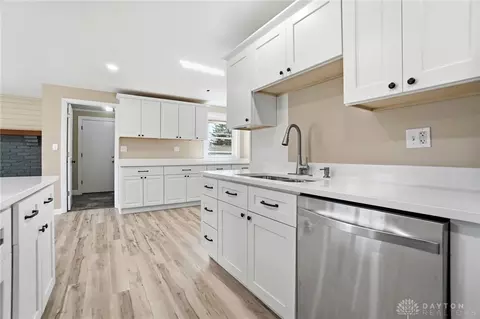 Kitchen - 5324 Glendon Ln, Dayton, OH 45440 photo 8 of 9