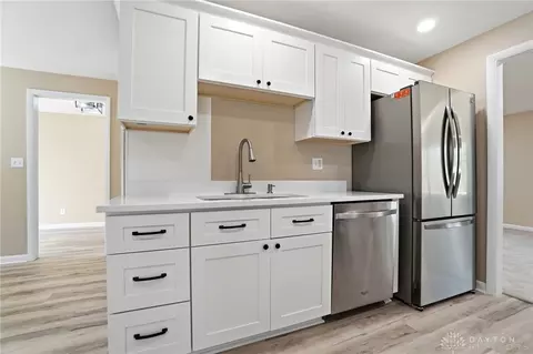 Kitchen - 5324 Glendon Ln, Dayton, OH 45440 photo 4 of 9