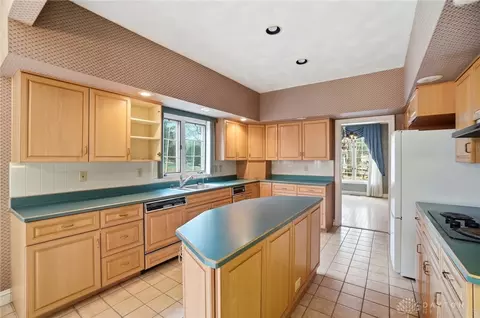 Kitchen - 889 Timberlake Ct, Kettering, OH 45429 photo 2 of 7