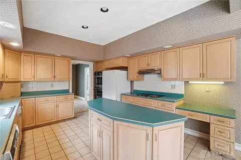 Kitchen - 889 Timberlake Ct, Kettering, OH 45429 photo 3 of 7