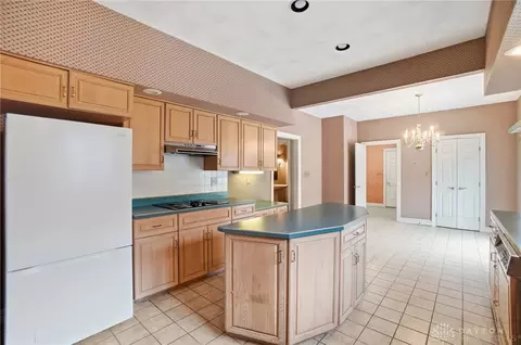 Kitchen - 889 Timberlake Ct, Kettering, OH 45429 photo 4 of 7