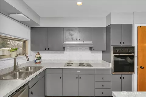 Kitchen - 654 Cushing Ave, Dayton, OH 45429 photo 2 of 5