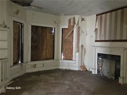Living - 727 W High St, Springfield, OH 45506 photo 3 of 3