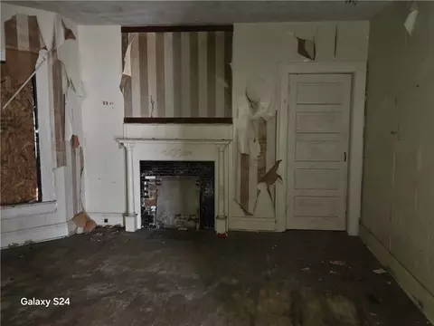 Living - 727 W High St, Springfield, OH 45506 photo 2 of 3