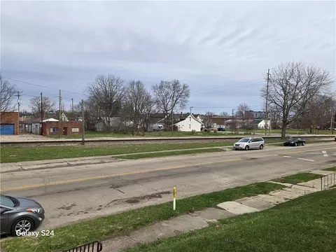 Exterior - 727 W High St, Springfield, OH 45506 photo 10 of 13