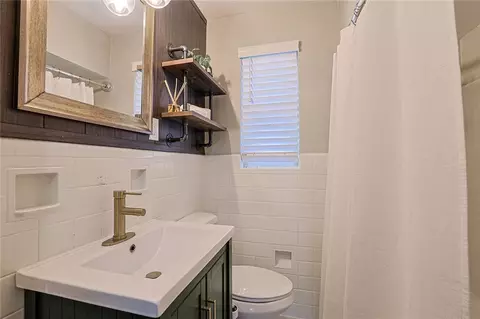 Bath - 3906 Standish Ave, Cincinnati, OH 45213 photo 1 of 2