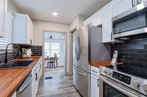 Kitchen - 3906 Standish Ave, Cincinnati, OH 45213 photo 2 of 4
