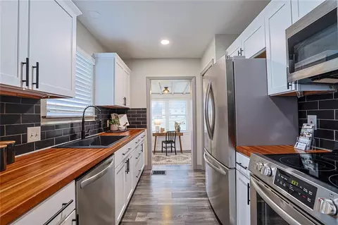 Kitchen - 3906 Standish Ave, Cincinnati, OH 45213 photo 1 of 4