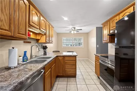 Kitchen - 1237 Hemlock Dr, Fairborn, OH 45324 photo 4 of 6